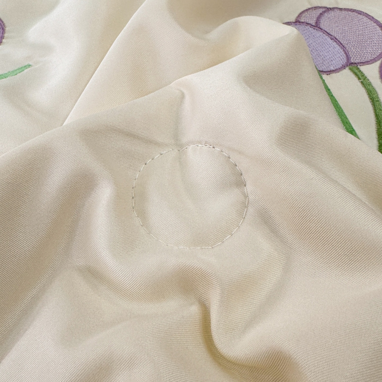 91家纺网 家纺一手货源 找家纺 欢乐季 2026新款A类水洗冰丝满版刺绣夏被夏凉被空调被四件套 郁金香-奶白紫