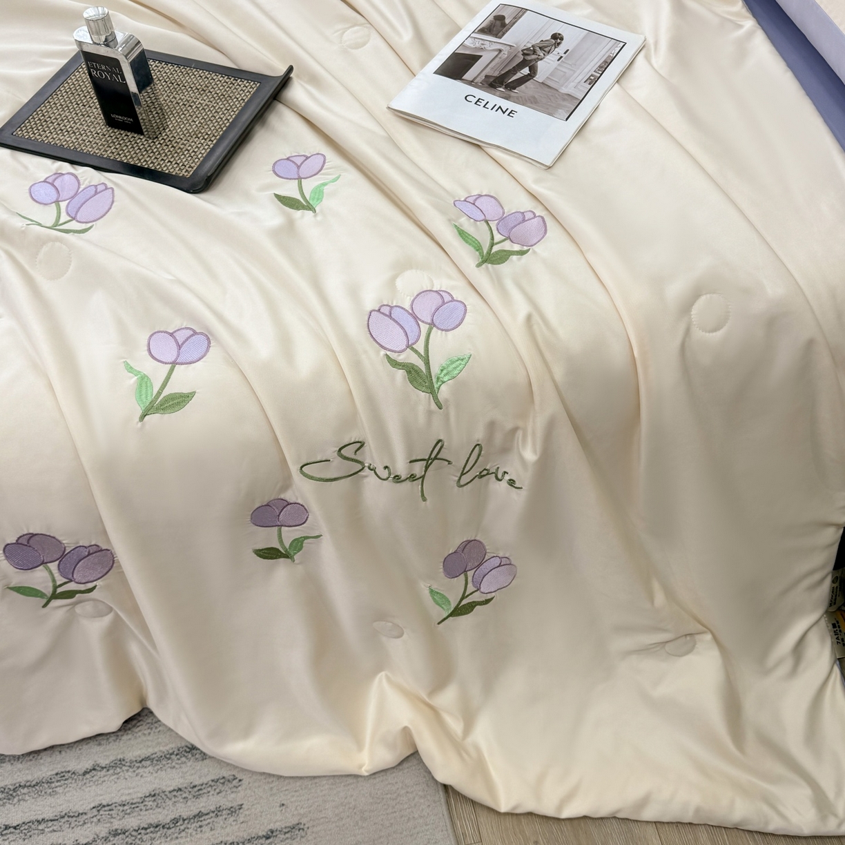91家纺网 家纺一手货源 找家纺 欢乐季 2026新款A类水洗冰丝满版刺绣夏被夏凉被空调被四件套 郁金香-奶白紫
