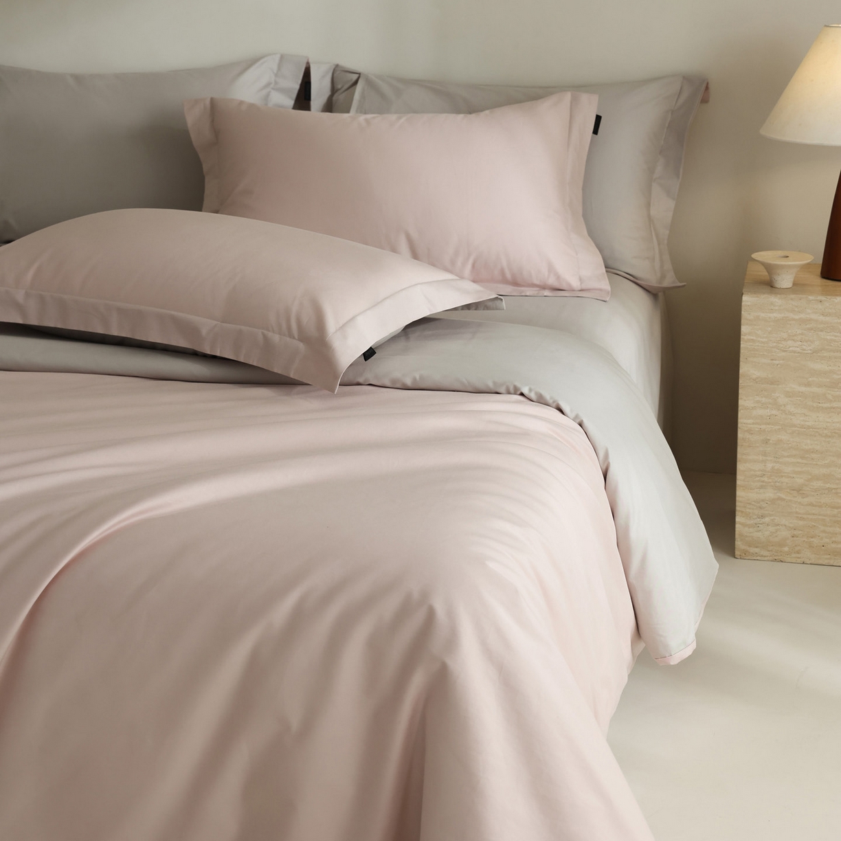 91家纺网 家纺一手货源 找家纺 万盛家纺 2026新款全棉40支极简风拼色四件套（无影墙风格） 蜜糖粉-冰河灰