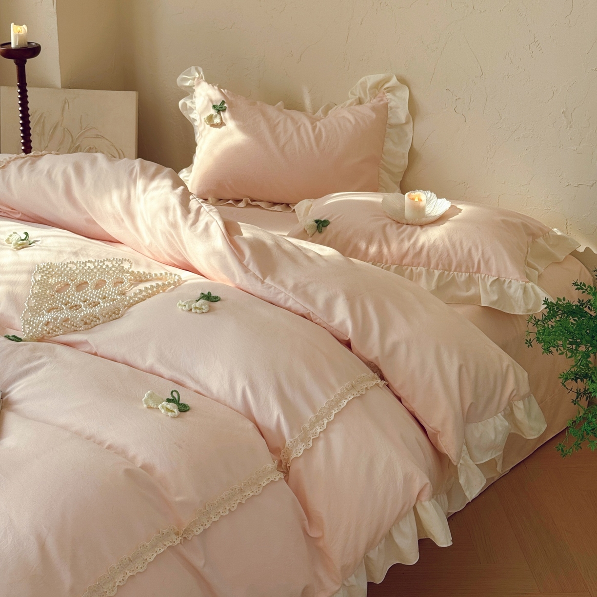 91家纺网 家纺一手货源 找家纺 庭笙 2026新款古法水洗棉感法式立体花韩版花边四件套-铃兰妙语 铃兰妙语-粉