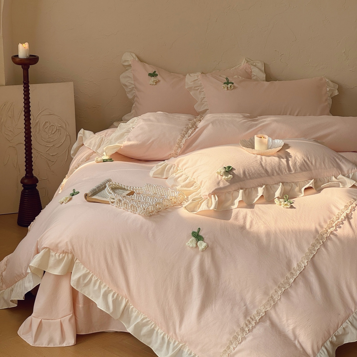 91家纺网 家纺一手货源 找家纺 庭笙 2026新款古法水洗棉感法式立体花韩版花边四件套-铃兰妙语 铃兰妙语-粉