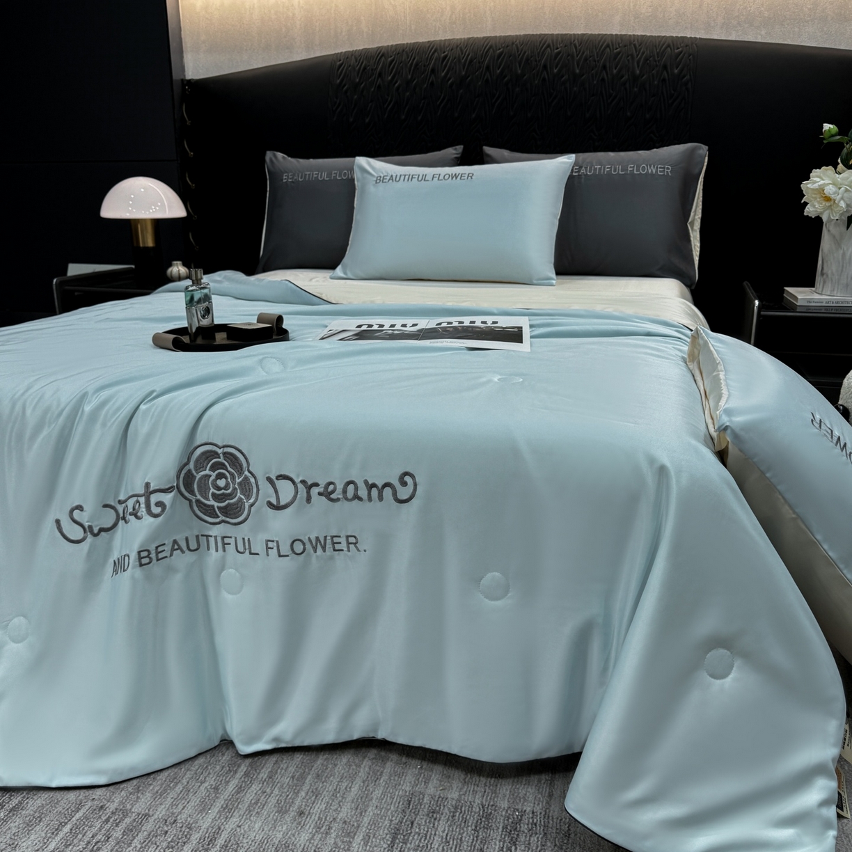 91家纺网 家纺一手货源 找家纺 （总）欢乐季 2026新款A类水洗冰丝山茶花刺绣夏被夏凉被空调被四件套