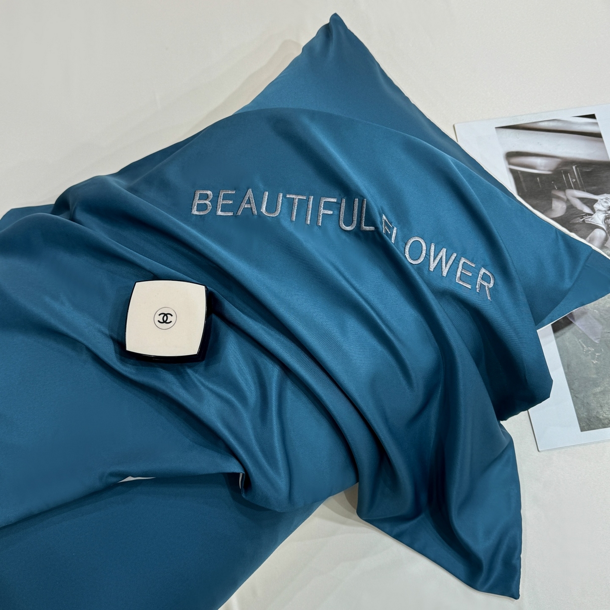 91家纺网 家纺一手货源 找家纺 欢乐季 2026新款A类水洗冰丝山茶花刺绣夏被夏凉被空调被四件套 宾利蓝+奶茶