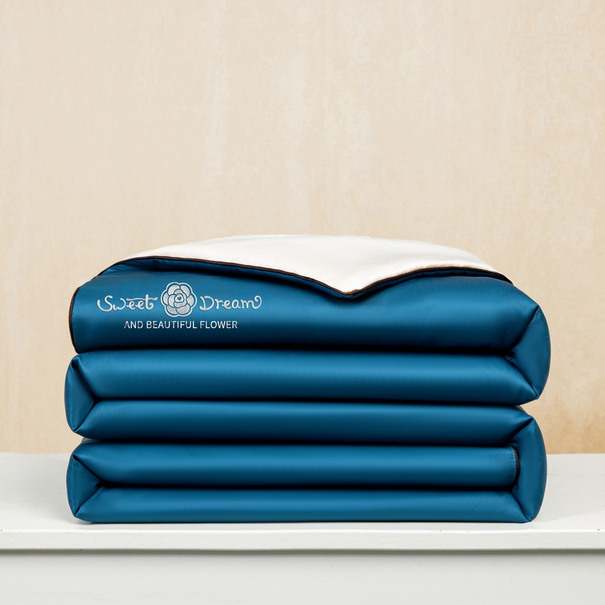 91家纺网 家纺一手货源 找家纺 欢乐季 2026新款A类水洗冰丝山茶花刺绣夏被夏凉被空调被四件套 宾利蓝+奶茶