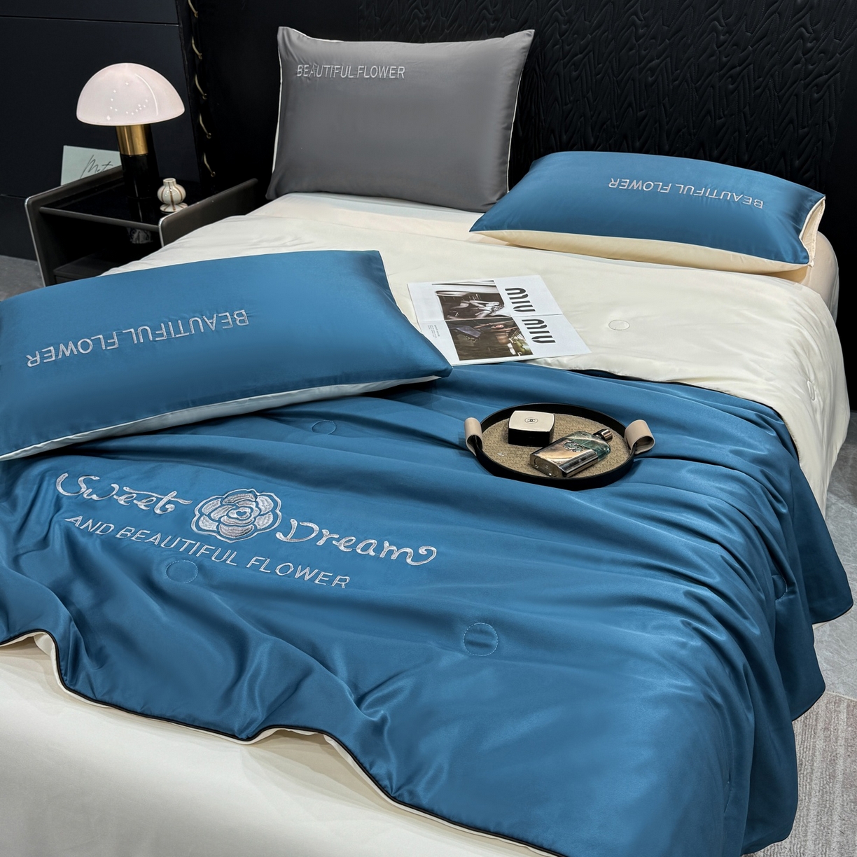 91家纺网 家纺一手货源 找家纺 欢乐季 2026新款A类水洗冰丝山茶花刺绣夏被夏凉被空调被四件套 宾利蓝+奶茶