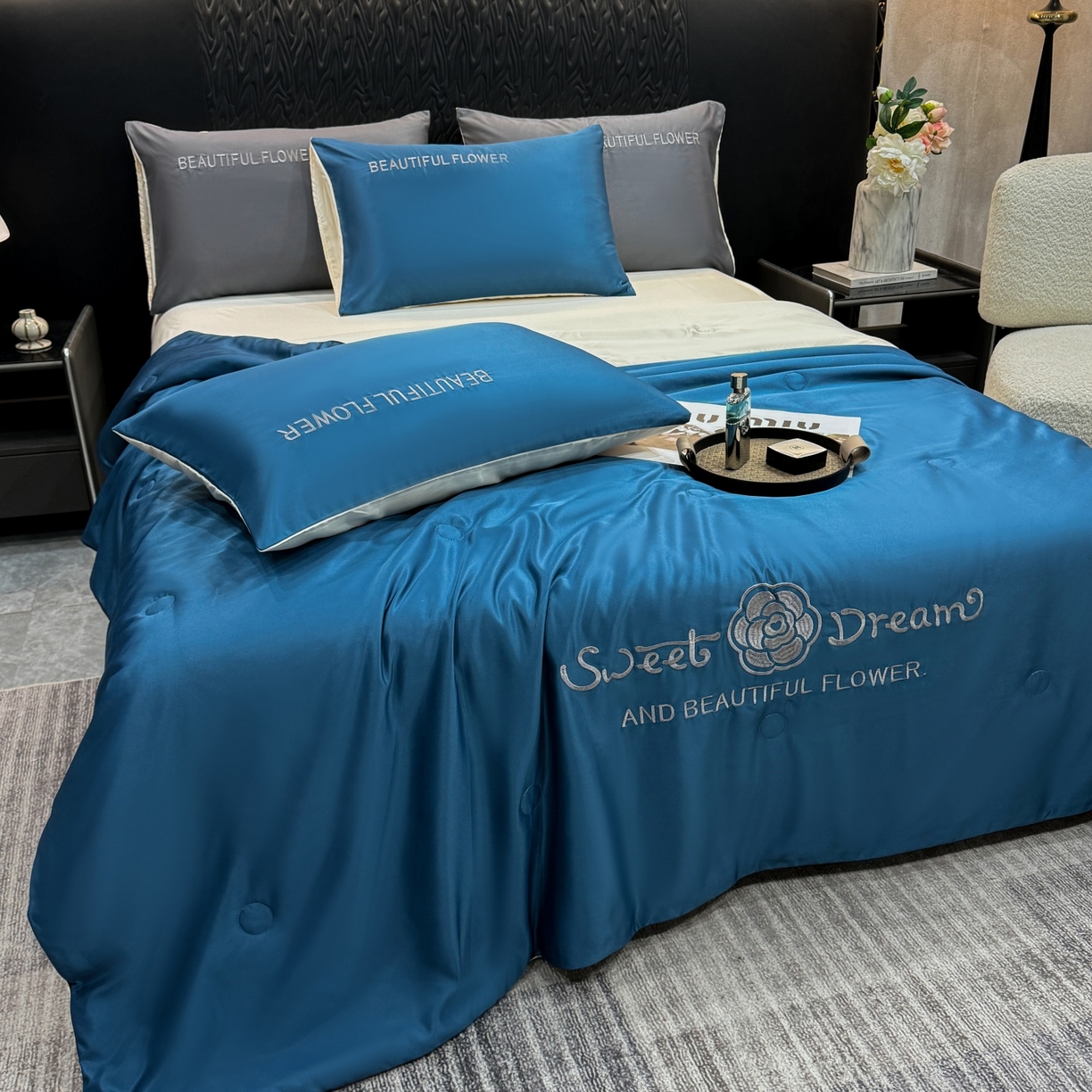 91家纺网 家纺一手货源 找家纺 欢乐季 2026新款A类水洗冰丝山茶花刺绣夏被夏凉被空调被四件套 宾利蓝+奶茶