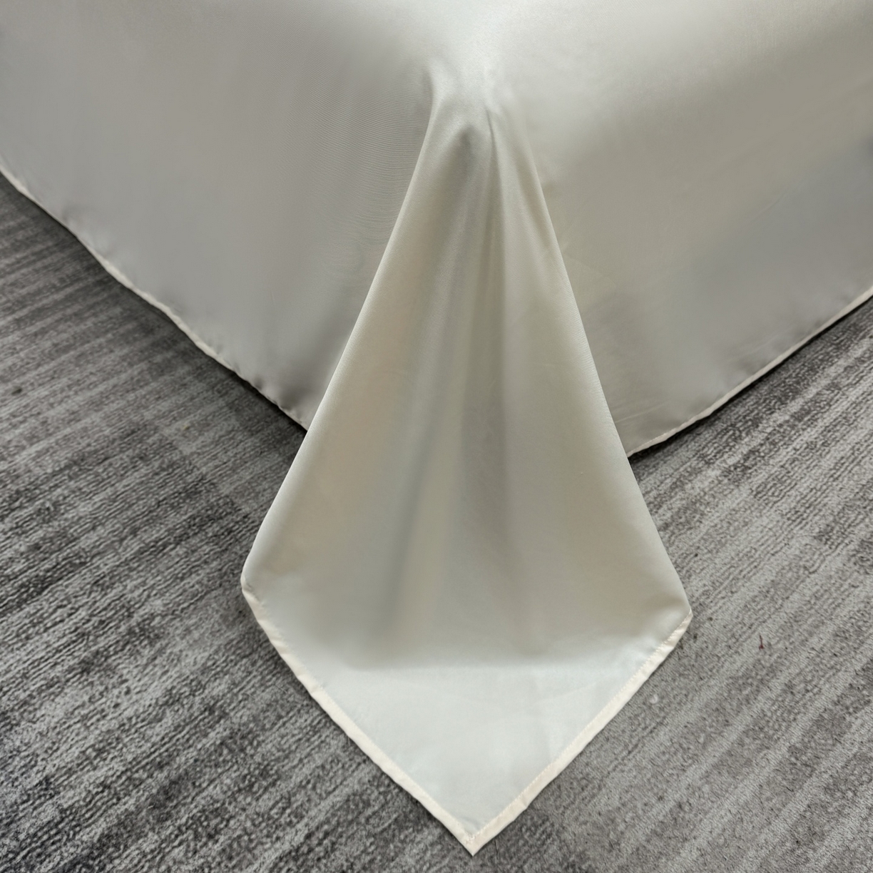 91家纺网 家纺一手货源 找家纺 欢乐季 2026新款A类水洗冰丝山茶花刺绣夏被夏凉被空调被四件套 宾利蓝+奶茶