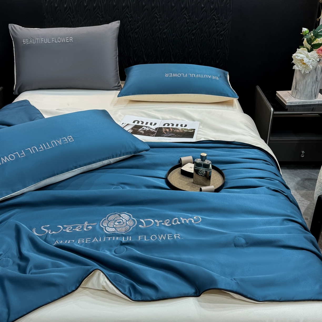 91家纺网 家纺一手货源 找家纺 欢乐季 2026新款A类水洗冰丝山茶花刺绣夏被夏凉被空调被四件套 宾利蓝+奶茶