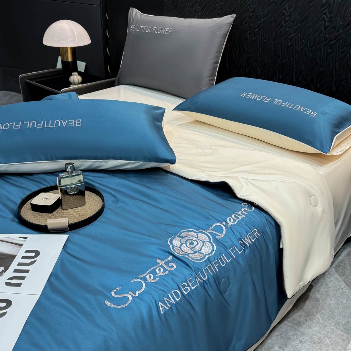 91家纺网 家纺一手货源 找家纺 欢乐季 2026新款A类水洗冰丝山茶花刺绣夏被夏凉被空调被四件套 宾利蓝+奶茶