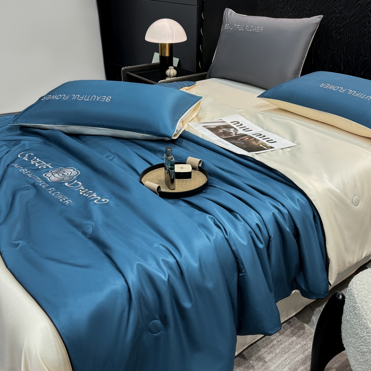 91家纺网 家纺一手货源 找家纺 欢乐季 2026新款A类水洗冰丝山茶花刺绣夏被夏凉被空调被四件套 宾利蓝+奶茶