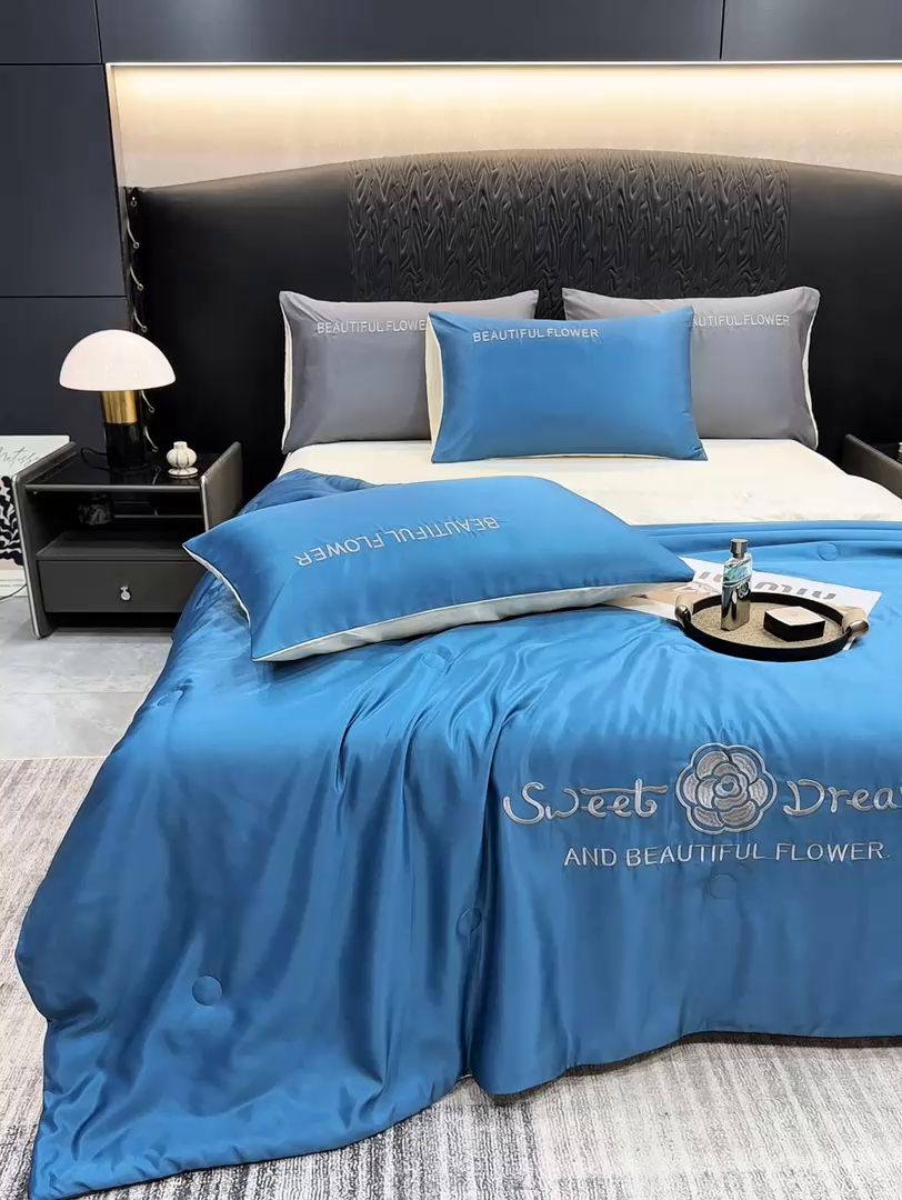 91家纺网 家纺一手货源 找家纺 欢乐季 2026新款A类水洗冰丝山茶花刺绣夏被夏凉被空调被四件套 宾利蓝+奶茶