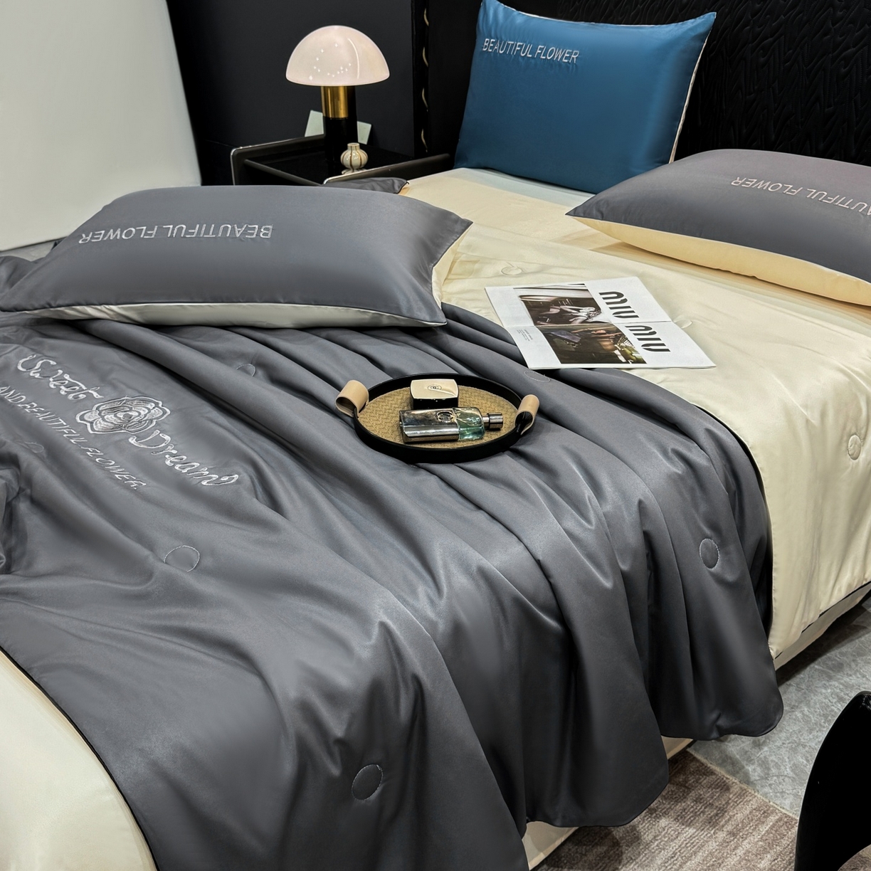 91家纺网 家纺一手货源 找家纺 欢乐季 2026新款A类水洗冰丝山茶花刺绣夏被夏凉被空调被四件套 高级灰+奶茶