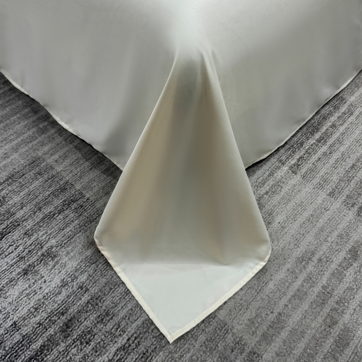 91家纺网 家纺一手货源 找家纺 欢乐季 2026新款A类水洗冰丝山茶花刺绣夏被夏凉被空调被四件套 高级灰+奶茶