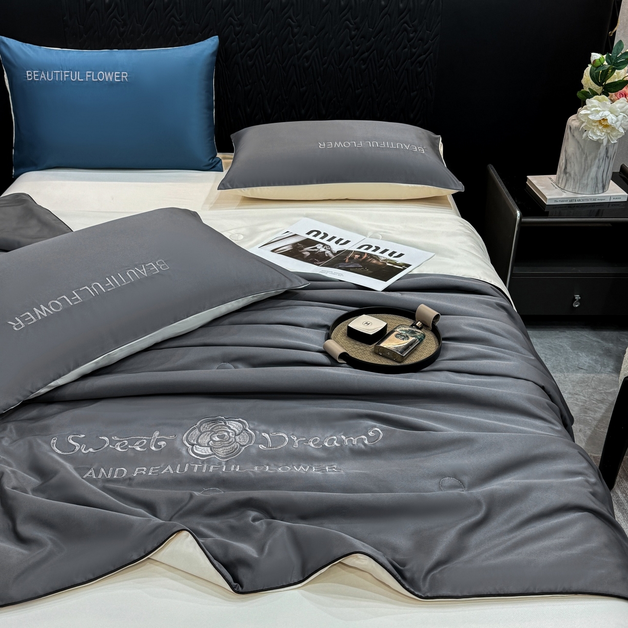 91家纺网 家纺一手货源 找家纺 欢乐季 2026新款A类水洗冰丝山茶花刺绣夏被夏凉被空调被四件套 高级灰+奶茶