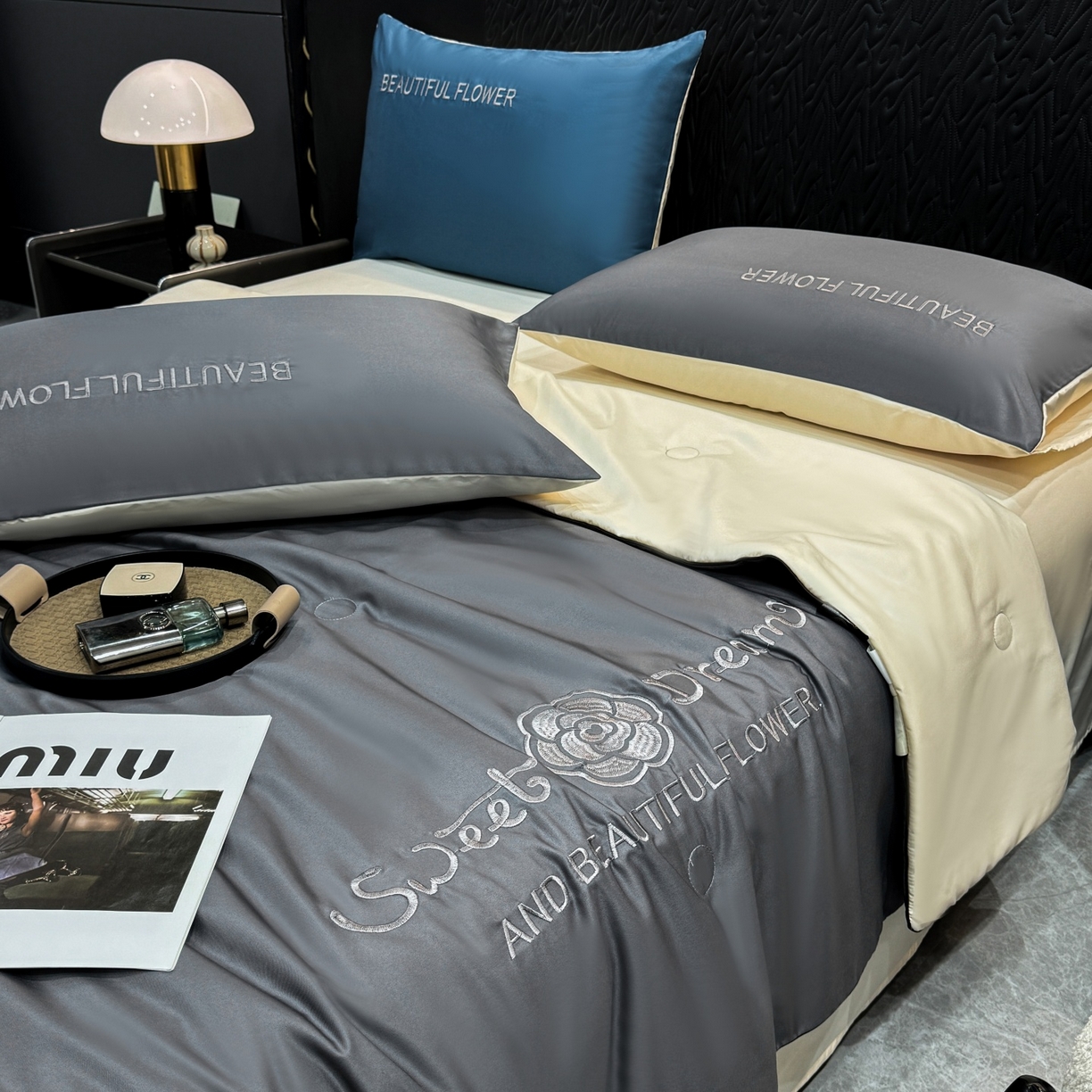 91家纺网 家纺一手货源 找家纺 欢乐季 2026新款A类水洗冰丝山茶花刺绣夏被夏凉被空调被四件套 高级灰+奶茶