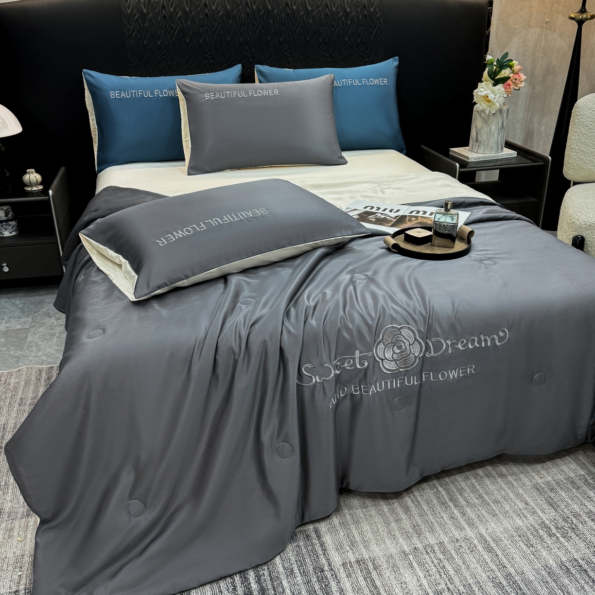 91家纺网 家纺一手货源 找家纺 欢乐季 2026新款A类水洗冰丝山茶花刺绣夏被夏凉被空调被四件套 高级灰+奶茶