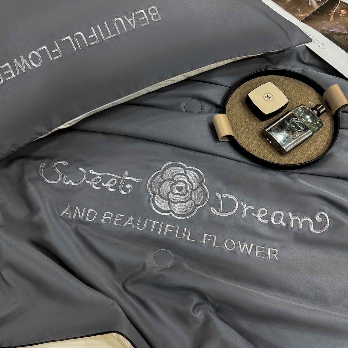 91家纺网 家纺一手货源 找家纺 欢乐季 2026新款A类水洗冰丝山茶花刺绣夏被夏凉被空调被四件套 高级灰+奶茶