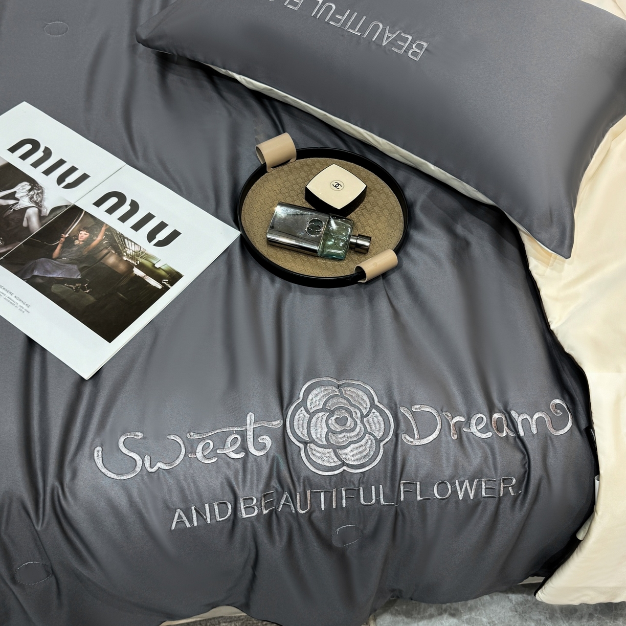 91家纺网 家纺一手货源 找家纺 欢乐季 2026新款A类水洗冰丝山茶花刺绣夏被夏凉被空调被四件套 高级灰+奶茶