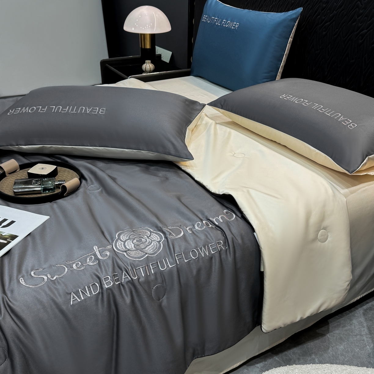 91家纺网 家纺一手货源 找家纺 欢乐季 2026新款A类水洗冰丝山茶花刺绣夏被夏凉被空调被四件套 高级灰+奶茶