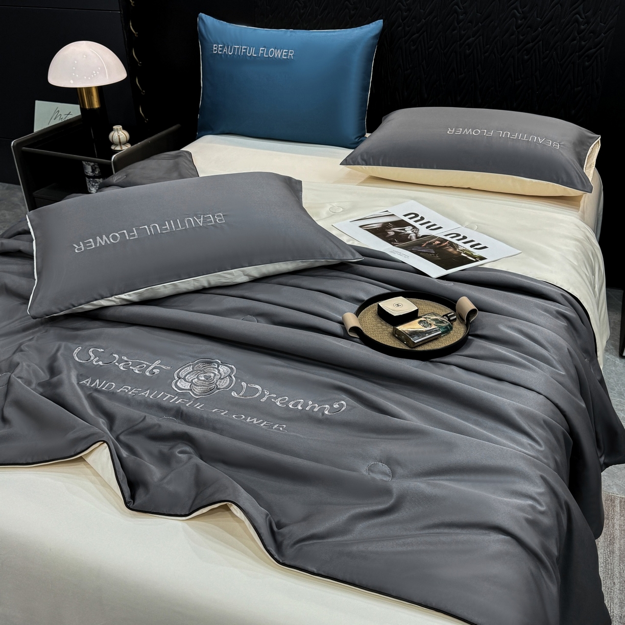 91家纺网 家纺一手货源 找家纺 欢乐季 2026新款A类水洗冰丝山茶花刺绣夏被夏凉被空调被四件套 高级灰+奶茶