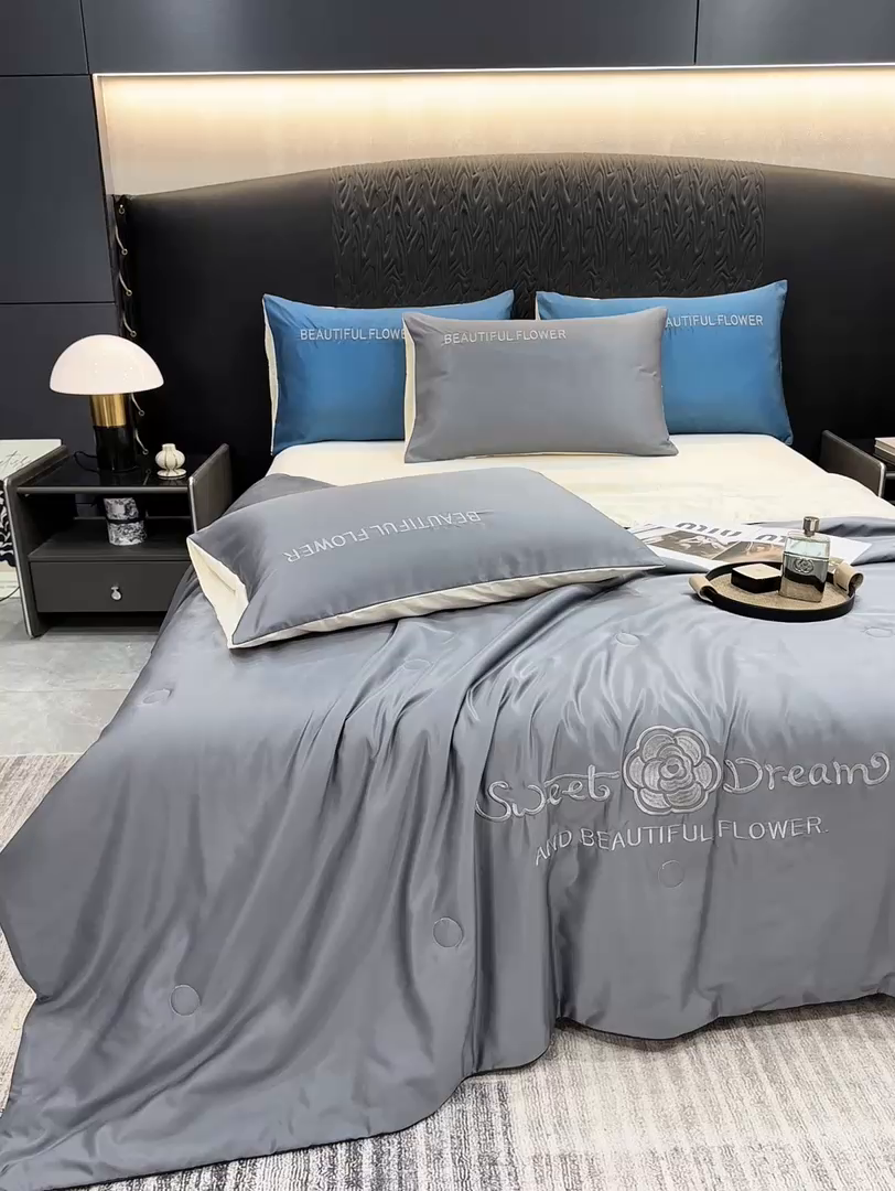 91家纺网 家纺一手货源 找家纺 欢乐季 2026新款A类水洗冰丝山茶花刺绣夏被夏凉被空调被四件套 高级灰+奶茶