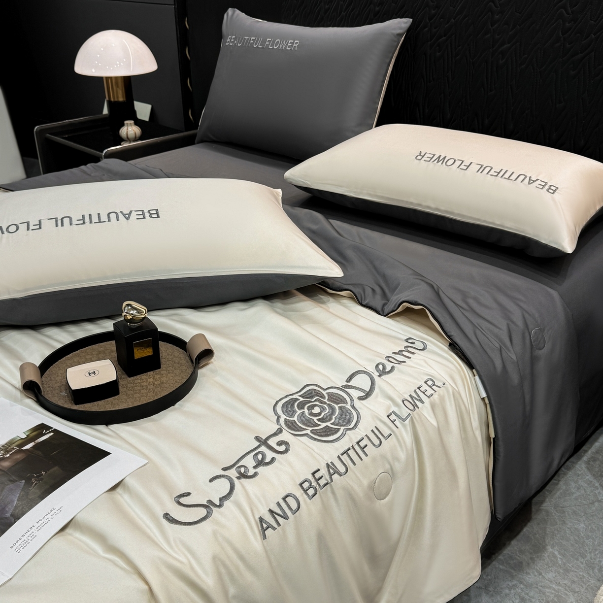 91家纺网 家纺一手货源 找家纺 欢乐季 2026新款A类水洗冰丝山茶花刺绣夏被夏凉被空调被四件套 奶茶+高级灰