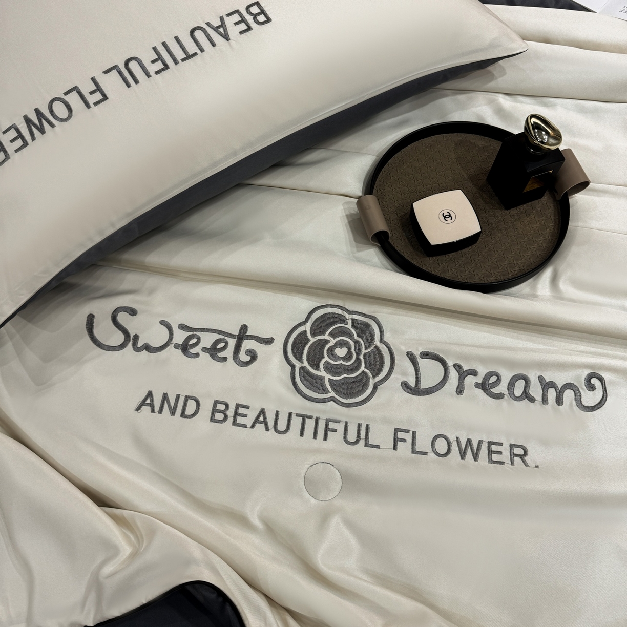 91家纺网 家纺一手货源 找家纺 欢乐季 2026新款A类水洗冰丝山茶花刺绣夏被夏凉被空调被四件套 奶茶+高级灰