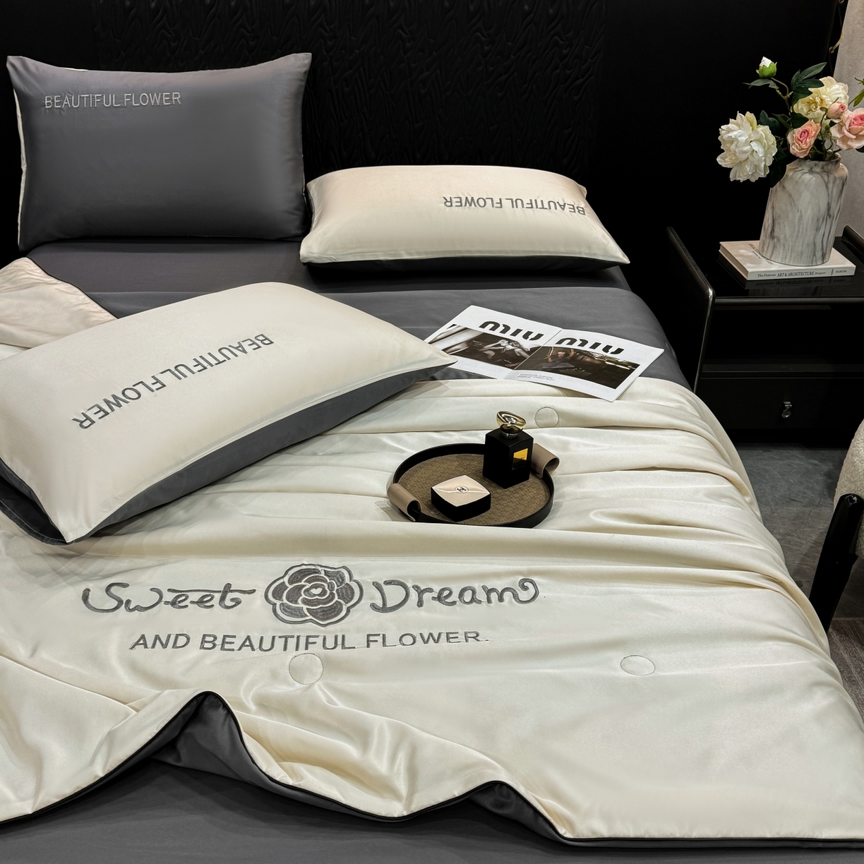 91家纺网 家纺一手货源 找家纺 欢乐季 2026新款A类水洗冰丝山茶花刺绣夏被夏凉被空调被四件套 奶茶+高级灰