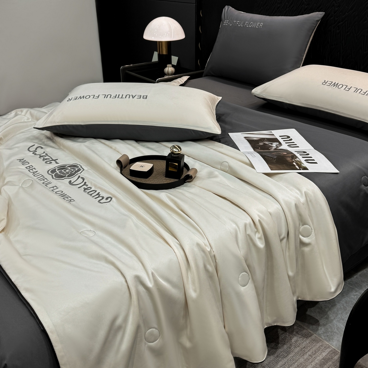 91家纺网 家纺一手货源 找家纺 欢乐季 2026新款A类水洗冰丝山茶花刺绣夏被夏凉被空调被四件套 奶茶+高级灰