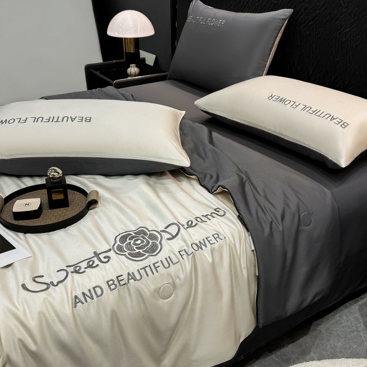 91家纺网 家纺一手货源 找家纺 欢乐季 2026新款A类水洗冰丝山茶花刺绣夏被夏凉被空调被四件套 奶茶+高级灰