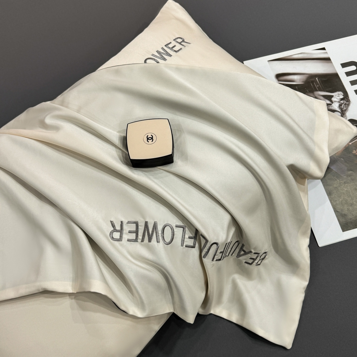 91家纺网 家纺一手货源 找家纺 欢乐季 2026新款A类水洗冰丝山茶花刺绣夏被夏凉被空调被四件套 奶茶+高级灰