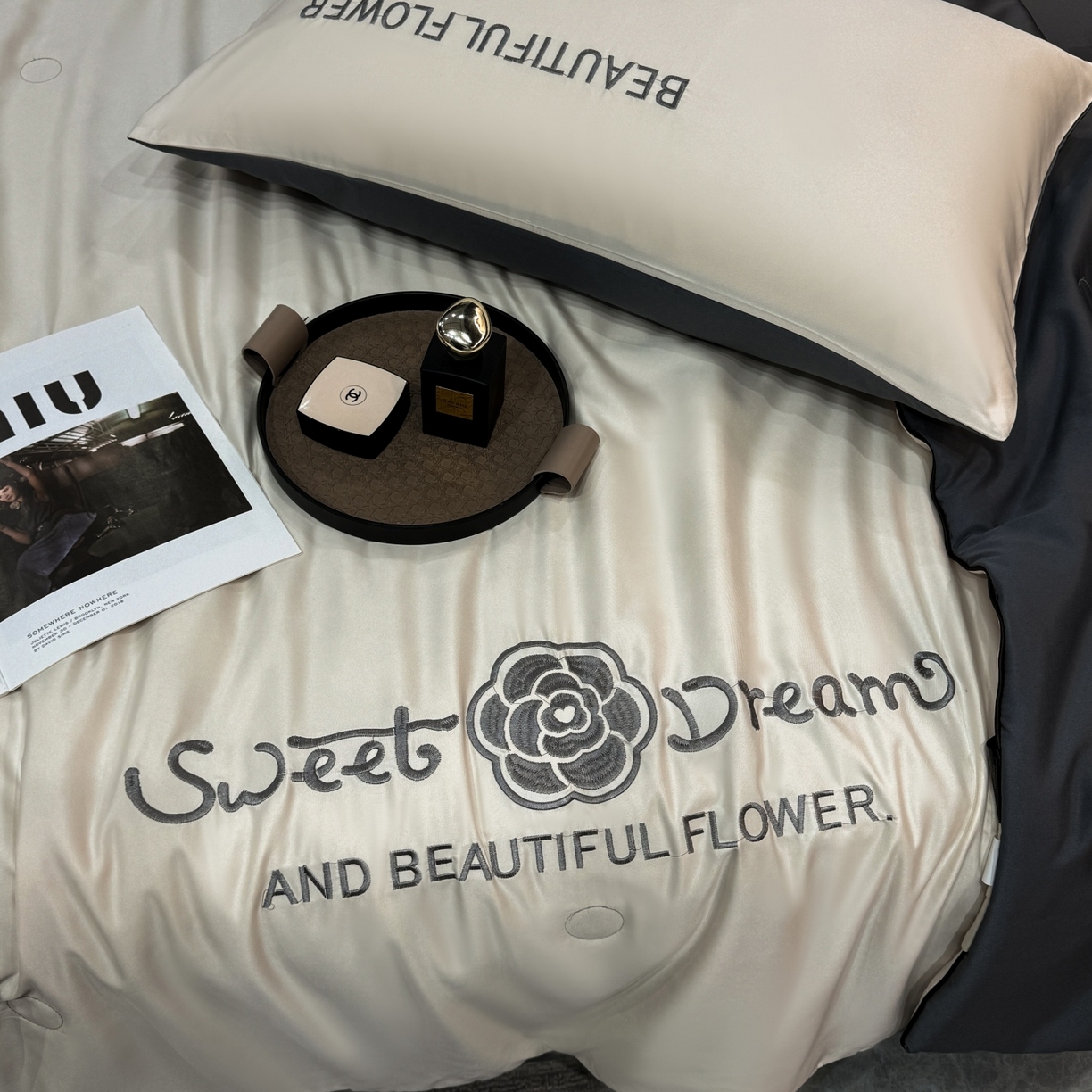 91家纺网 家纺一手货源 找家纺 欢乐季 2026新款A类水洗冰丝山茶花刺绣夏被夏凉被空调被四件套 奶茶+高级灰