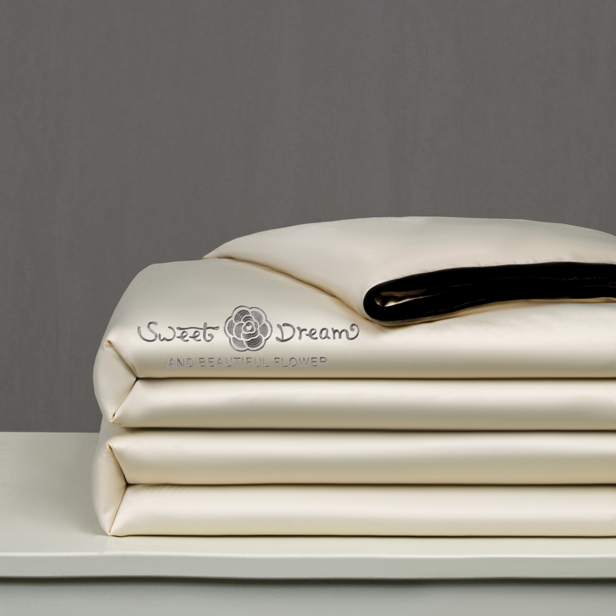 91家纺网 家纺一手货源 找家纺 欢乐季 2026新款A类水洗冰丝山茶花刺绣夏被夏凉被空调被四件套 奶茶+高级灰