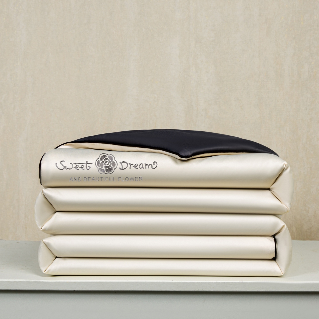 91家纺网 家纺一手货源 找家纺 欢乐季 2026新款A类水洗冰丝山茶花刺绣夏被夏凉被空调被四件套 奶茶+高级灰