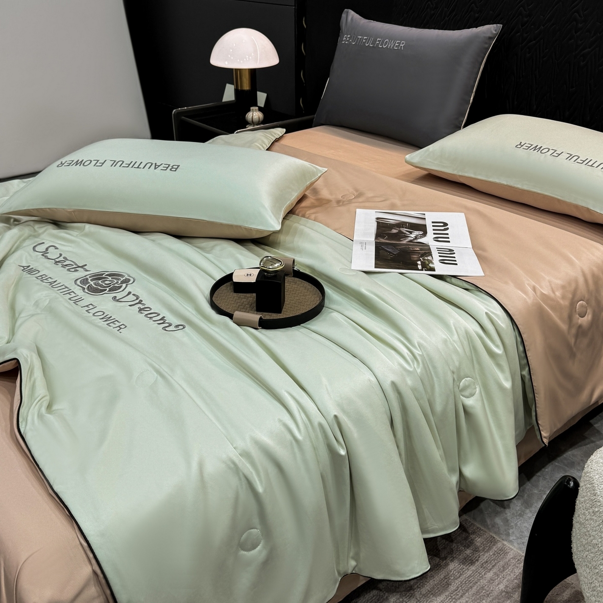 91家纺网 家纺一手货源 找家纺 欢乐季 2026新款A类水洗冰丝山茶花刺绣夏被夏凉被空调被四件套 青绿+香槟