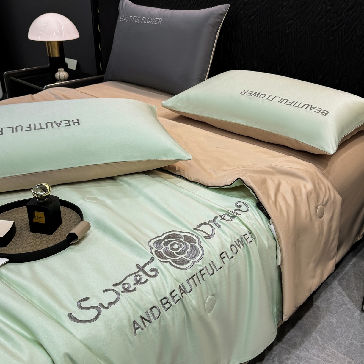 91家纺网 家纺一手货源 找家纺 欢乐季 2026新款A类水洗冰丝山茶花刺绣夏被夏凉被空调被四件套 青绿+香槟