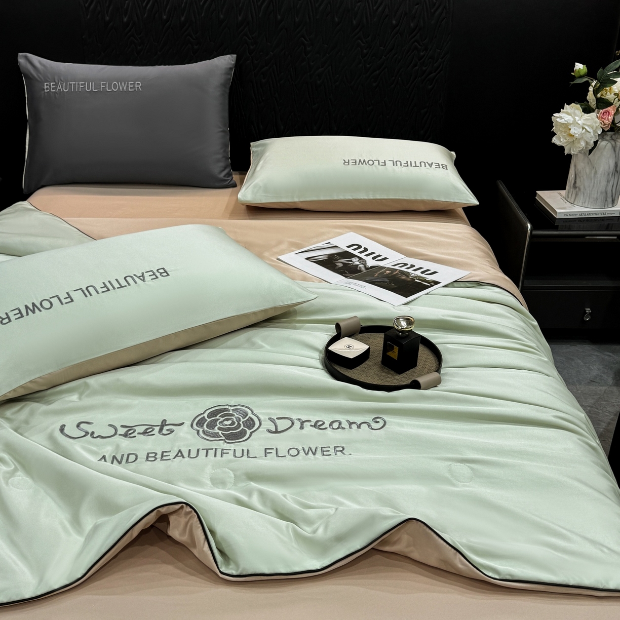 91家纺网 家纺一手货源 找家纺 欢乐季 2026新款A类水洗冰丝山茶花刺绣夏被夏凉被空调被四件套 青绿+香槟