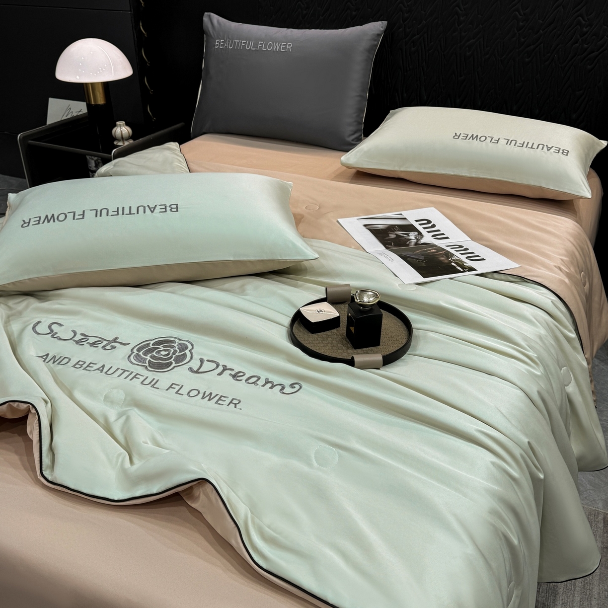 91家纺网 家纺一手货源 找家纺 欢乐季 2026新款A类水洗冰丝山茶花刺绣夏被夏凉被空调被四件套 青绿+香槟