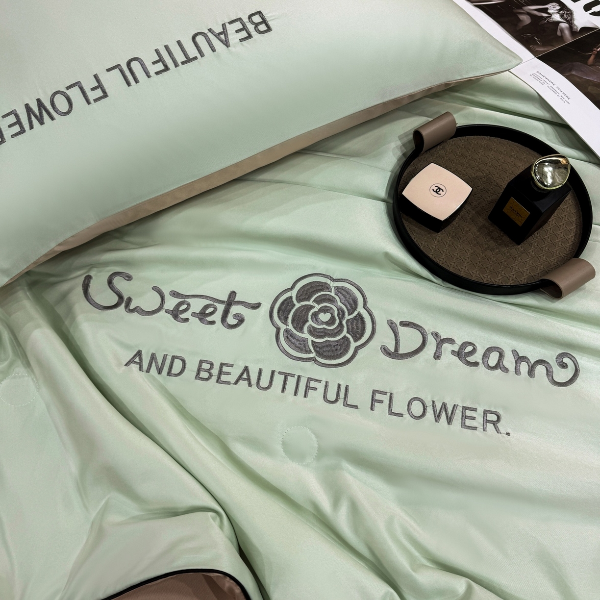 91家纺网 家纺一手货源 找家纺 欢乐季 2026新款A类水洗冰丝山茶花刺绣夏被夏凉被空调被四件套 青绿+香槟