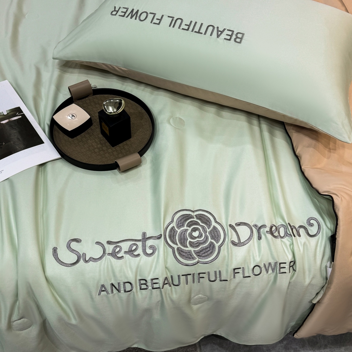 91家纺网 家纺一手货源 找家纺 欢乐季 2026新款A类水洗冰丝山茶花刺绣夏被夏凉被空调被四件套 青绿+香槟