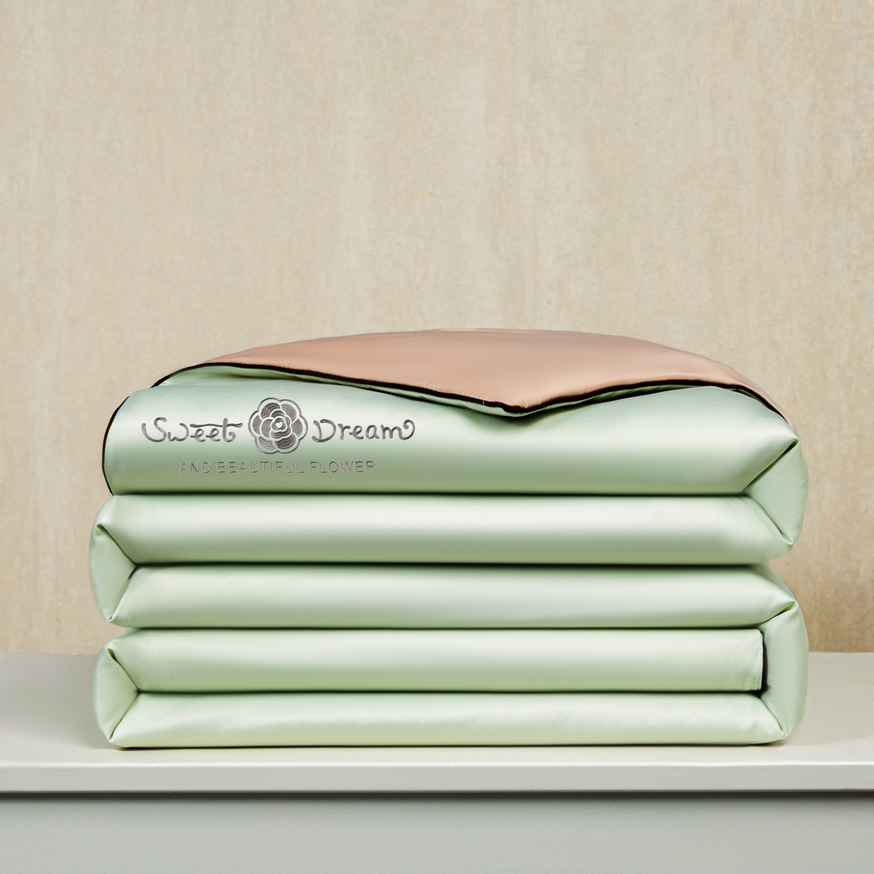 91家纺网 家纺一手货源 找家纺 欢乐季 2026新款A类水洗冰丝山茶花刺绣夏被夏凉被空调被四件套 青绿+香槟