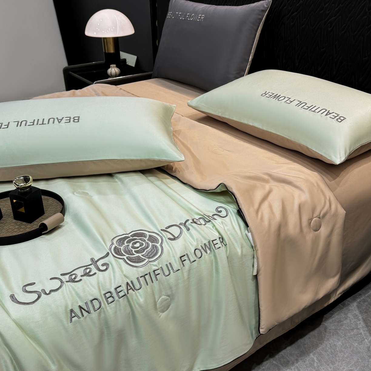 91家纺网 家纺一手货源 找家纺 欢乐季 2026新款A类水洗冰丝山茶花刺绣夏被夏凉被空调被四件套 青绿+香槟