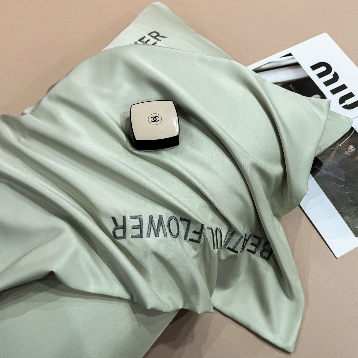 91家纺网 家纺一手货源 找家纺 欢乐季 2026新款A类水洗冰丝山茶花刺绣夏被夏凉被空调被四件套 青绿+香槟