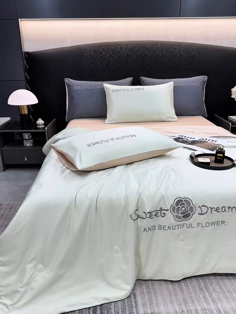 91家纺网 家纺一手货源 找家纺 欢乐季 2026新款A类水洗冰丝山茶花刺绣夏被夏凉被空调被四件套 青绿+香槟