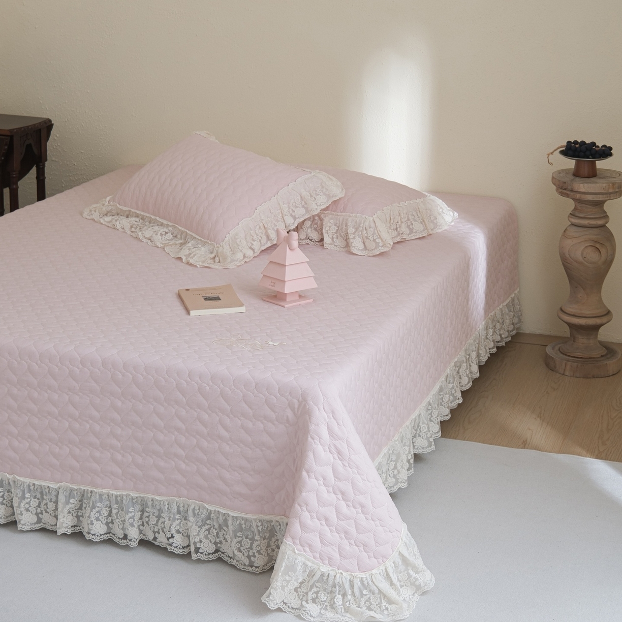 91家纺网 家纺一手货源 找家纺 （总）庭笙 2026新款法式双层蕾丝花边亚麻质感夹棉床盖床盖四件套-优雅情调