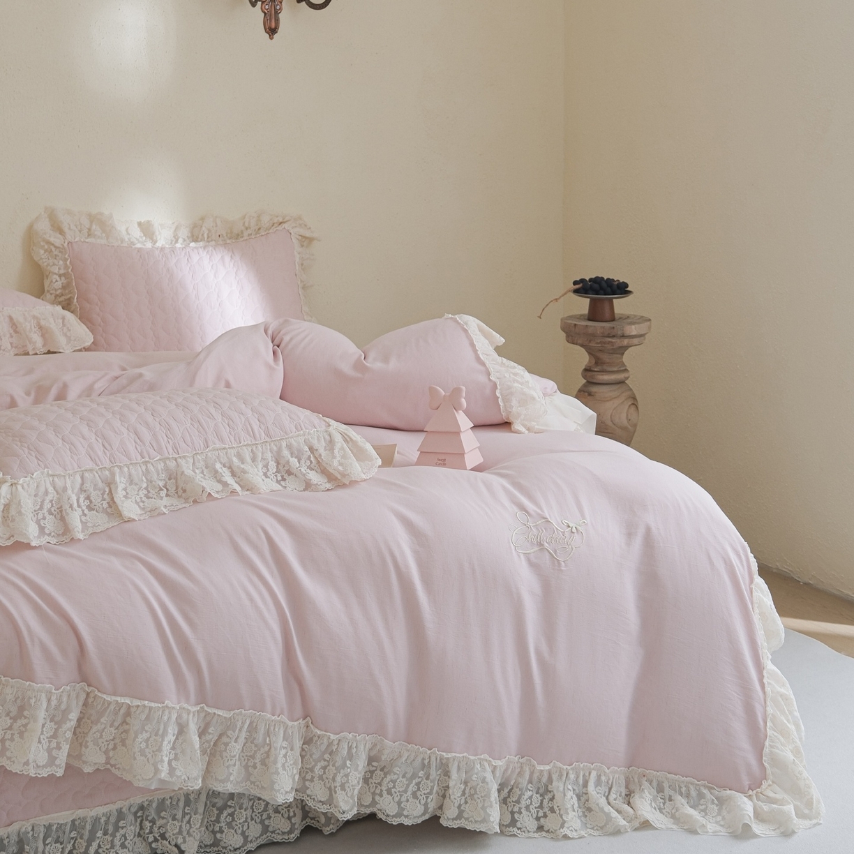 91家纺网 家纺一手货源 找家纺 （总）庭笙 2026新款法式双层蕾丝花边亚麻质感夹棉床盖床盖四件套-优雅情调