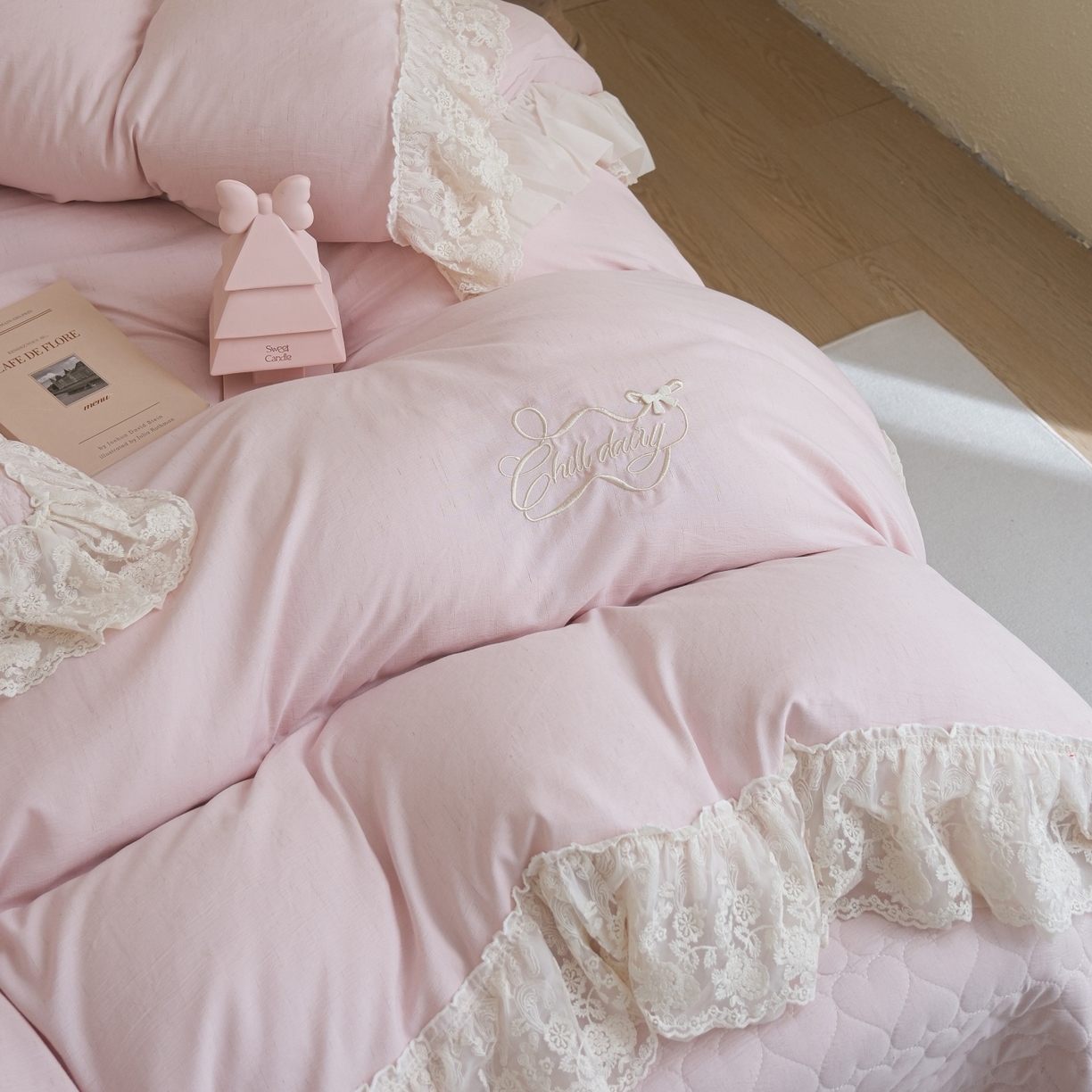 91家纺网 家纺一手货源 找家纺 （总）庭笙 2026新款法式双层蕾丝花边亚麻质感夹棉床盖床盖四件套-优雅情调