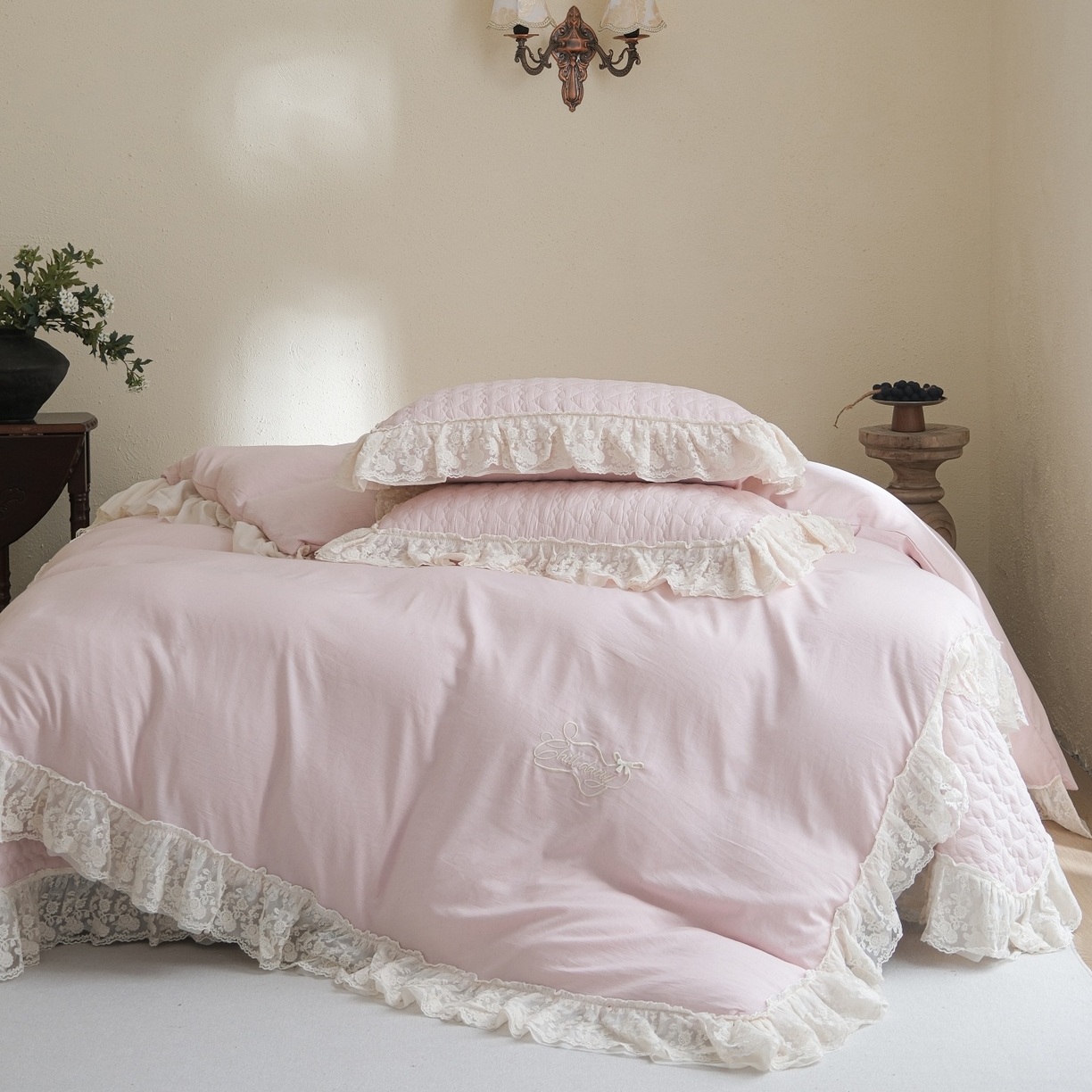 91家纺网 家纺一手货源 找家纺 （总）庭笙 2026新款法式双层蕾丝花边亚麻质感夹棉床盖床盖四件套-优雅情调