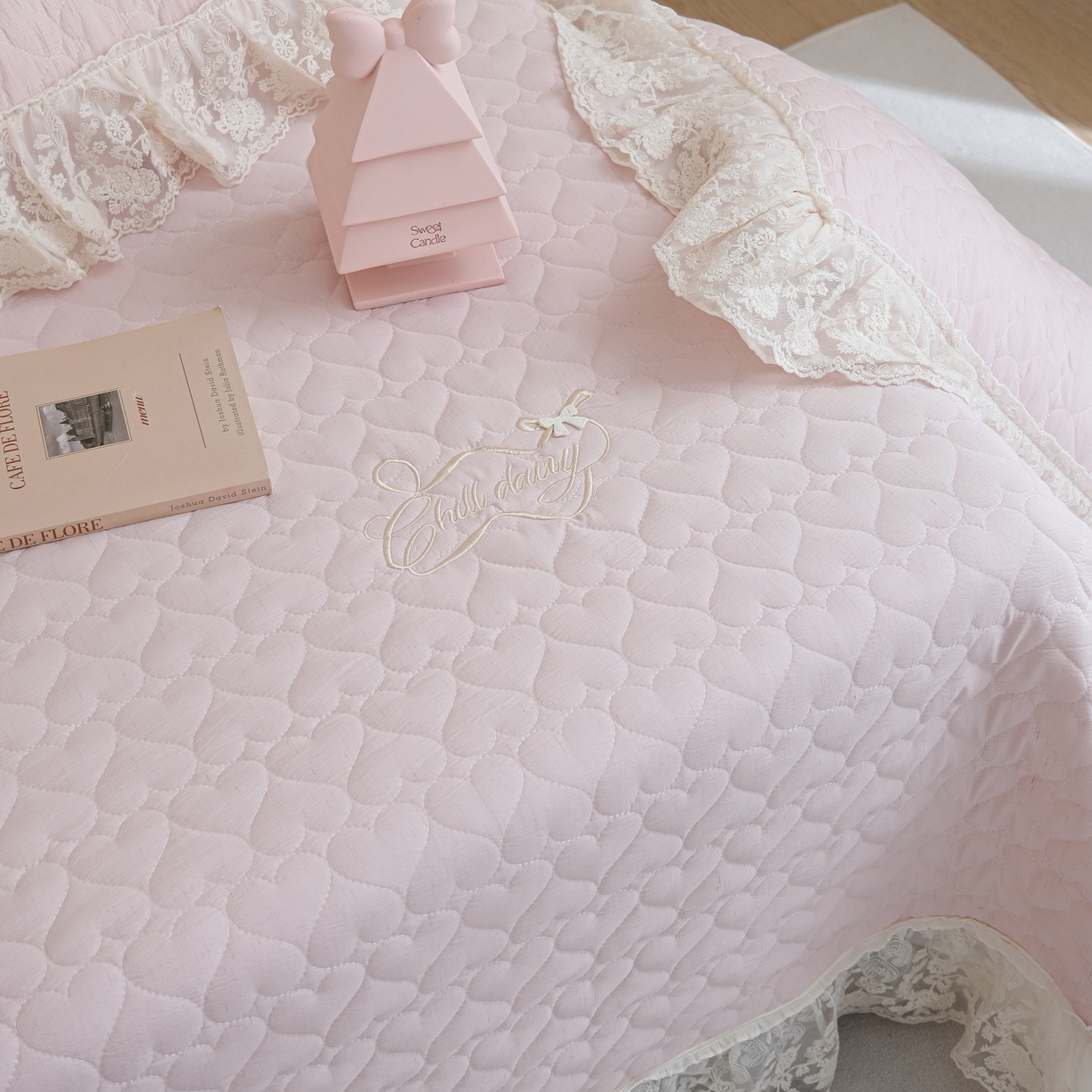 91家纺网 家纺一手货源 找家纺 （总）庭笙 2026新款法式双层蕾丝花边亚麻质感夹棉床盖床盖四件套-优雅情调