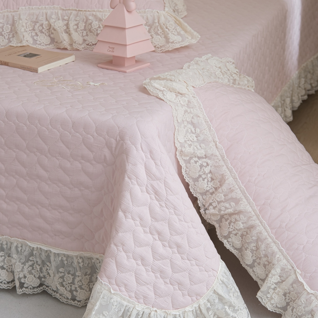 91家纺网 家纺一手货源 找家纺 （总）庭笙 2026新款法式双层蕾丝花边亚麻质感夹棉床盖床盖四件套-优雅情调